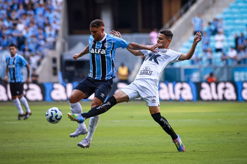 Gustavo Cuellar, do Grêmio, em ação no jogo contra o Santos