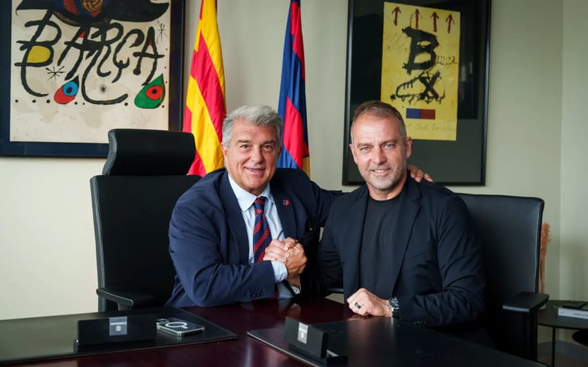 Hansi Flick e Joan Laporta confirmando o novo contrato no Barcelona