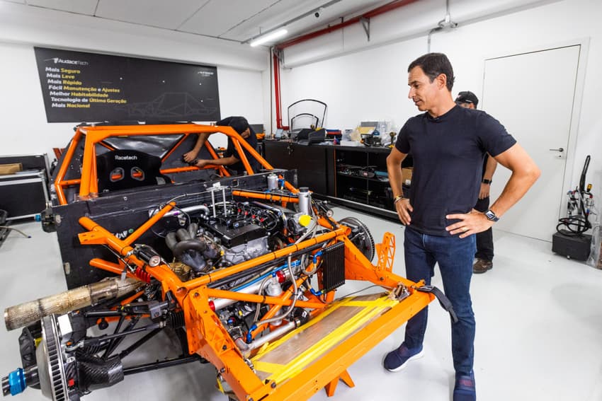 Helio Castroneves acompanhou a montagem do seu Chevrolet Tracker de Stock Car