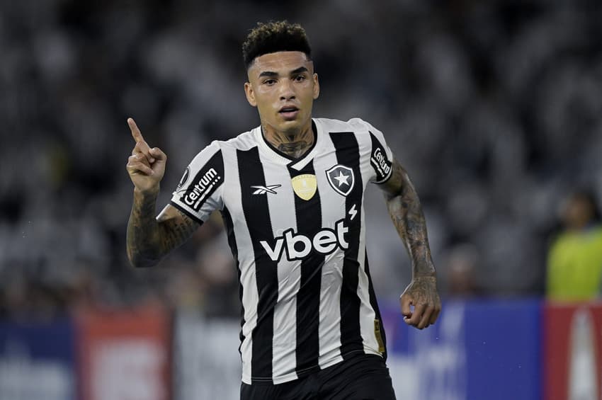 Igor Jesus, do Botafogo, comemora seu gol durante partida contra Universidad de Chile
