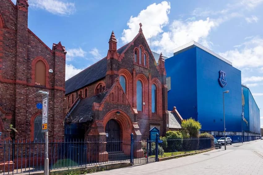 Igreja de São Lucas ao lado do estádio do Everton