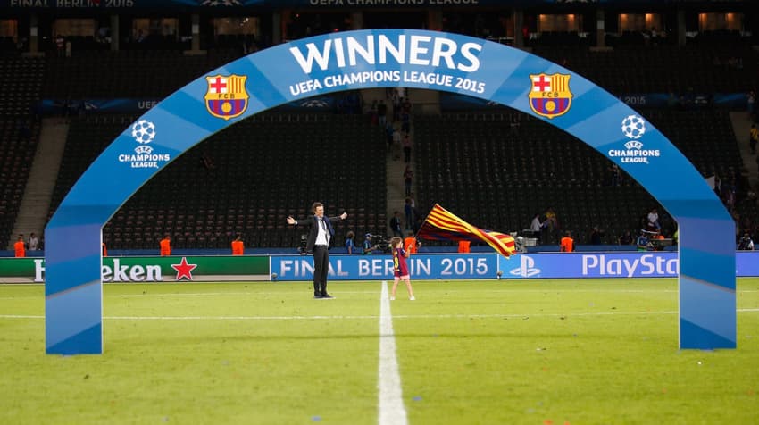 Luis Henrique e sua já falecida filha, Xana, no meio do gramado do Olímpico de Berlim após o Barcelona vencer a Champions League em 2015 (Foto: UEFA)