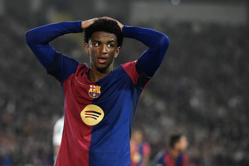 Alejandro Balde é um dos desfalques do Barcelona para o jogo de volta da Champions League (Foto: Josep LAGO/AFP)