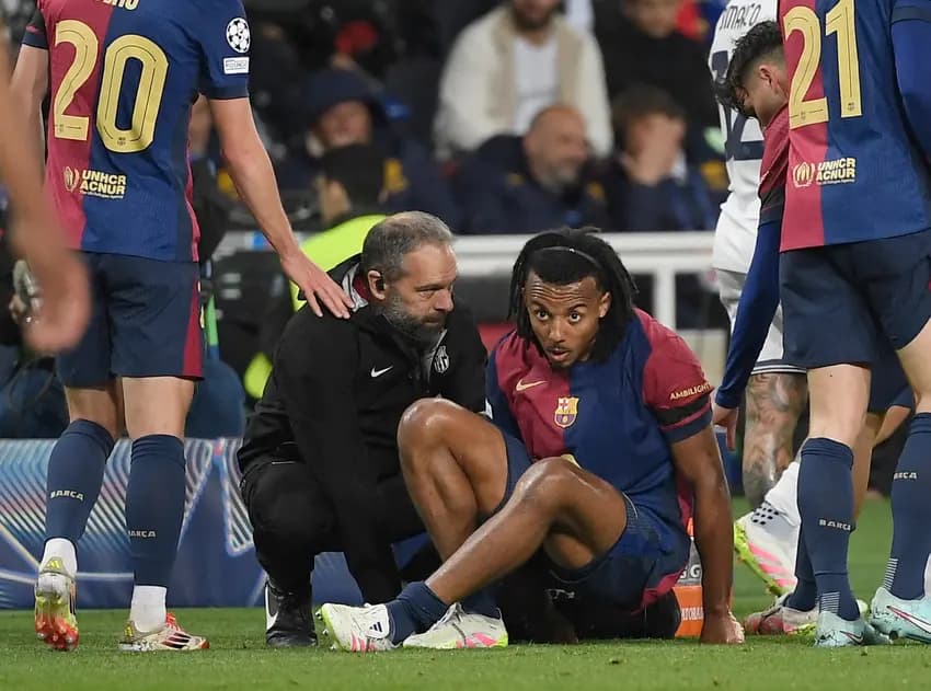 Jules Koundé teve de ser substituído na partida de ida contra a Inter de Milão na última quarta-feira, desfalcando o Barcelona na Champions (Foto: Josep LAGO / AFP)