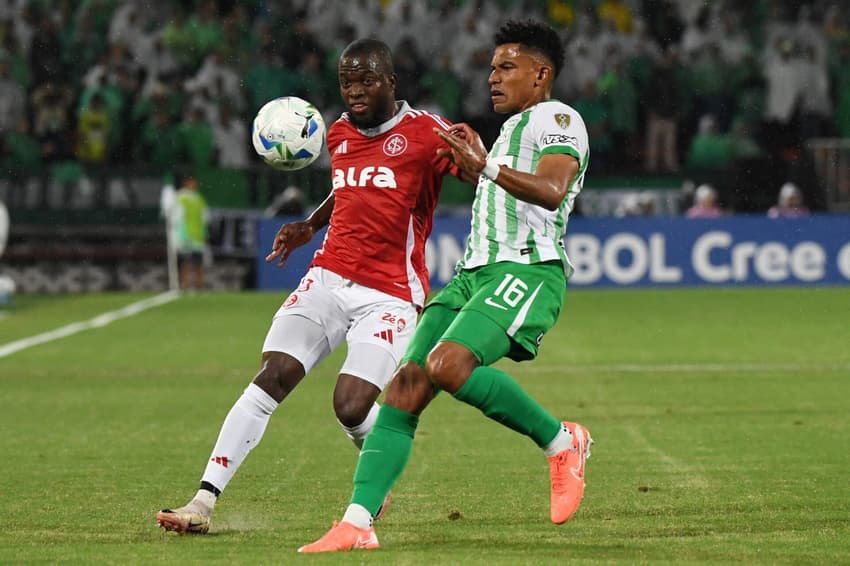 Enner Valencia em ação no jogo do Internacional contra o Atlético Nacional (Foto: Jaime Saldarriaga / AFP)