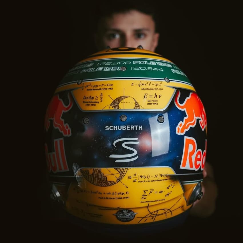 Isack Hadjar homenageia Ayrton Senna em seu capacete para o GP de Mônaco (Foto: Reprodução/Instagram)