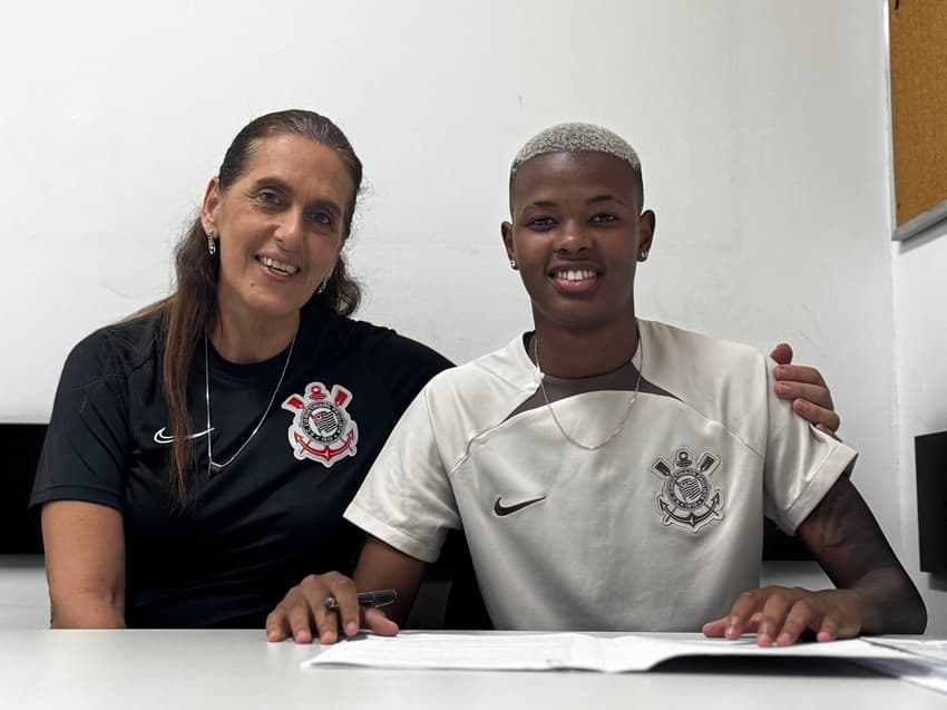 Jhonson assinou o primeiro contrato profissional com o Corinthians. (Foto: Corinthians/Divulgação)