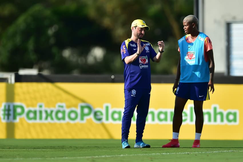 Jhonson, jogadora do Corinthians, ao lado de Arthur Elias no treino da Seleção. (Foto: Lívia Villas Boas / CBF)