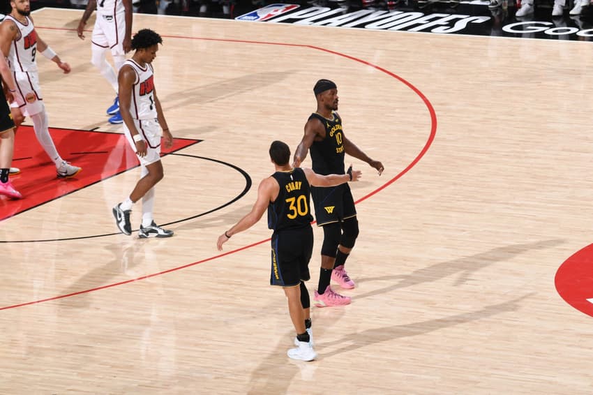 Jimmy Butler e Stephen Curry em jogo entre Warriors e Rockets pelos playoffs da NBA (Foto: Noah Graham/NBAE via Getty Images/AFP)