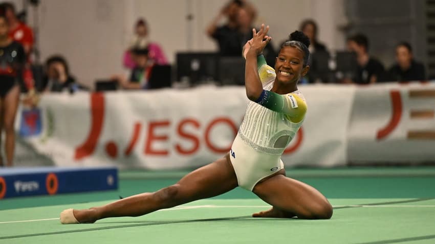 Aos 15 anos, Júlia Coutinho conquistou seu primeiro ouro em Copa do Mundo (Foto: Reprodução/CBG)