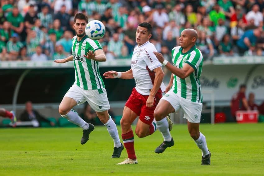 Kevin Serna disputa bola no jogo do Fluminense contra o Juventude