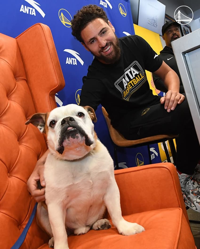 Klay Thompson e Rocco durante sessão de autógrafos do Warriors (Foto: Reprodução/Instagram)