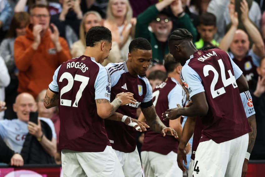 Aston Villa enfrenta o Manchester United na última rodada da Premier League brigando por uma vaga na próxima Champions League (Foto: Darren Staples/AFP)