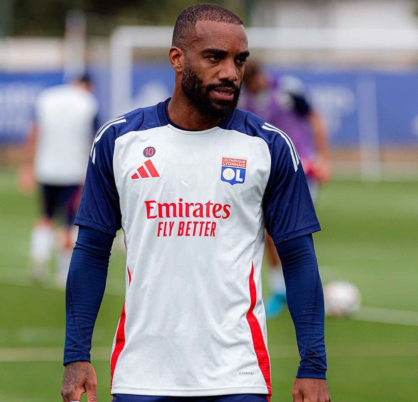 Lacazette durante treinamento do Lyon