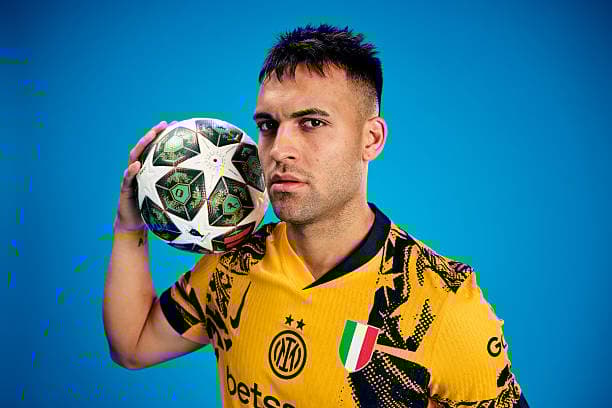 Lautaro Martínez nas fotos oficiais com o uniforme da Inter de Milão para a final da Champions League