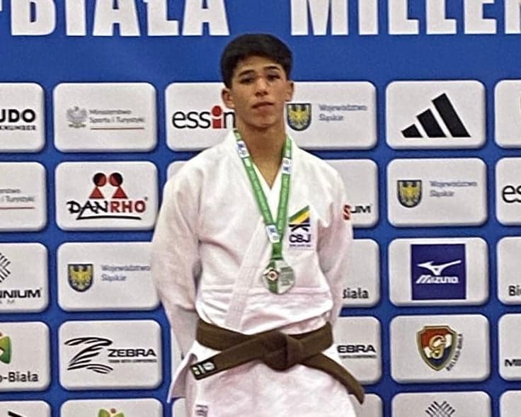 Lucas Dodero no pódio de competição de judô (Foto: Arquivo Pessoal)