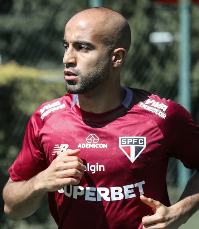 Lucas Moura treina no CT da Barra Funda