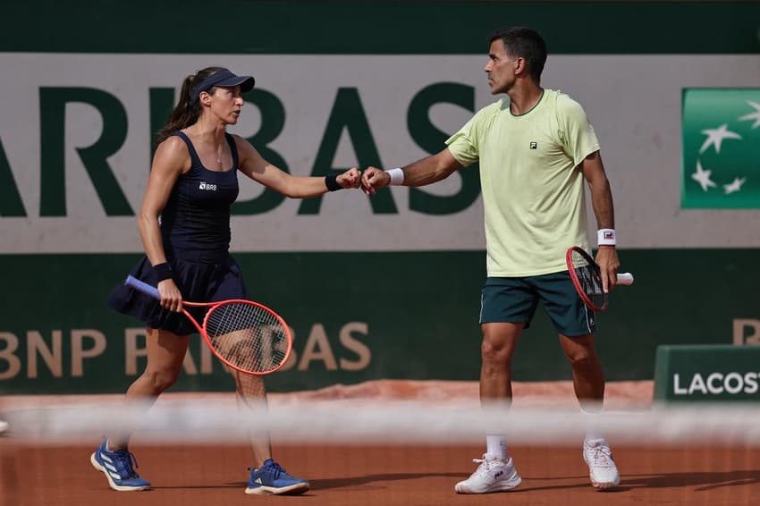 Luisa Stefani e Maximo Gonzalez durante jogo em Roland Garros (Foto: Loic Wacziak / FFT)