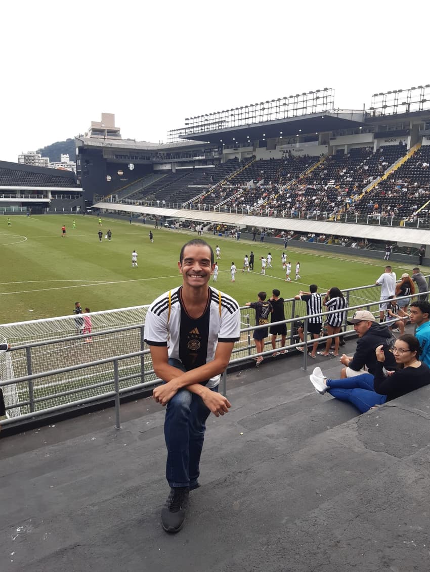 Luiz Henrique, torcedor do Coritiba, esteve no jogo entre Santos e Minas Brasília, pelo Brasileirão Feminino. (Foto: Acervo pessoal)