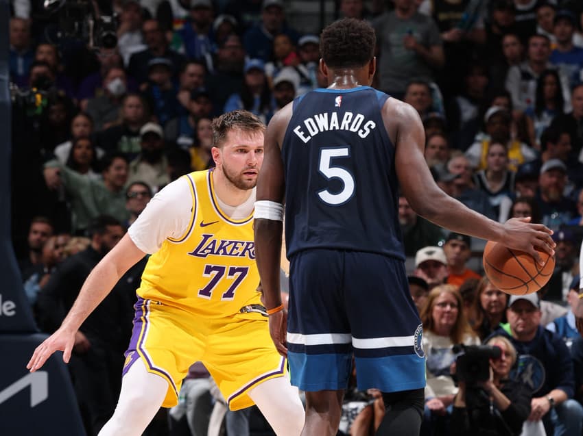 Luka Doncic, do Los Angeles Lakers, em defesa contra o Anthony Edwards, do Minnesota Timberwolves, nos playoffs da NBA (Foto: David Sherman/NBAE via Getty Images/AFP)