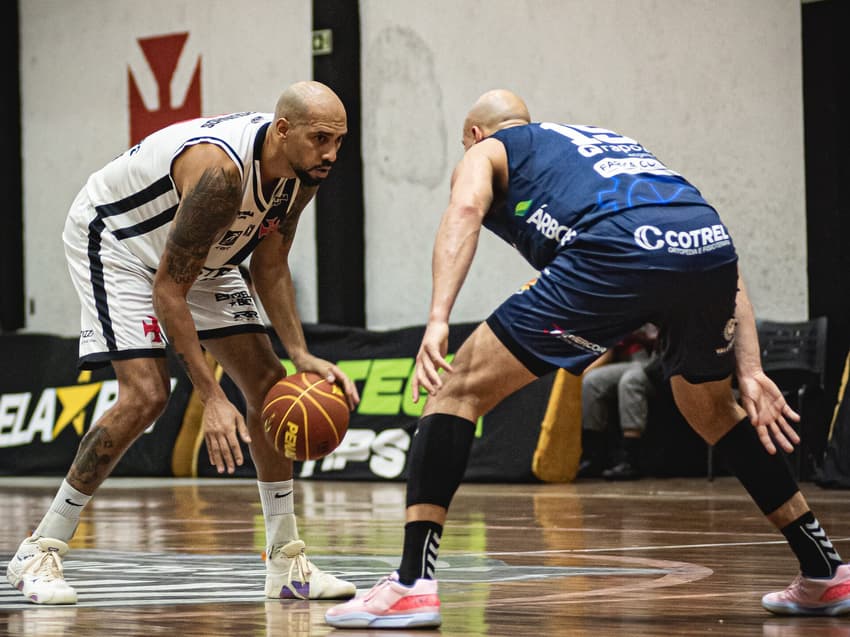 Marquinhos, do Vasco, em ação contra o São José pelo NBB (Foto: Mauricio Almeida/R10 Score Vasco)
