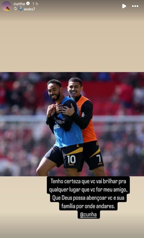 André se despedindo de Matheus Cunha no Wolves