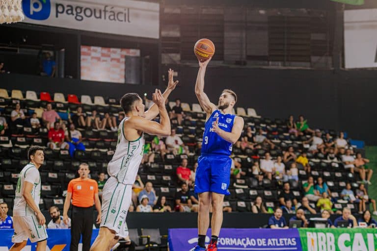 Minas e Bauru em partida da temporada regular do NBB (Foto: Andrews Clayton / Bauru Basket)