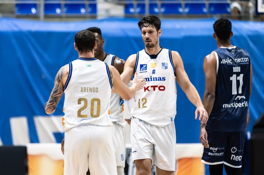 Jogadores do Minas se cumprimentando durante jogo contra Mogi pelos playoffs do NBB (Foto: Hedgard Moraes/MTC)