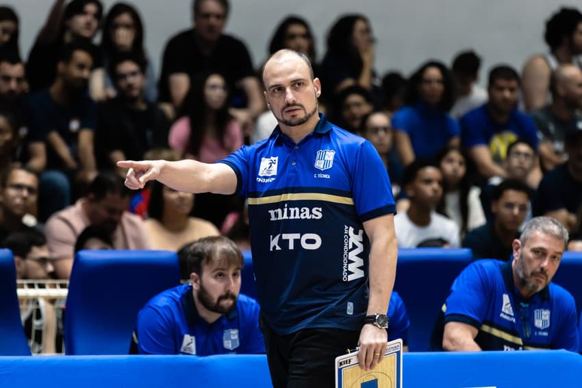 Leonardo Costa, técnico do Minas, em ação contra o Mogi pelos playoffs do NBB (Foto: Hedgard Moraes/MTC)