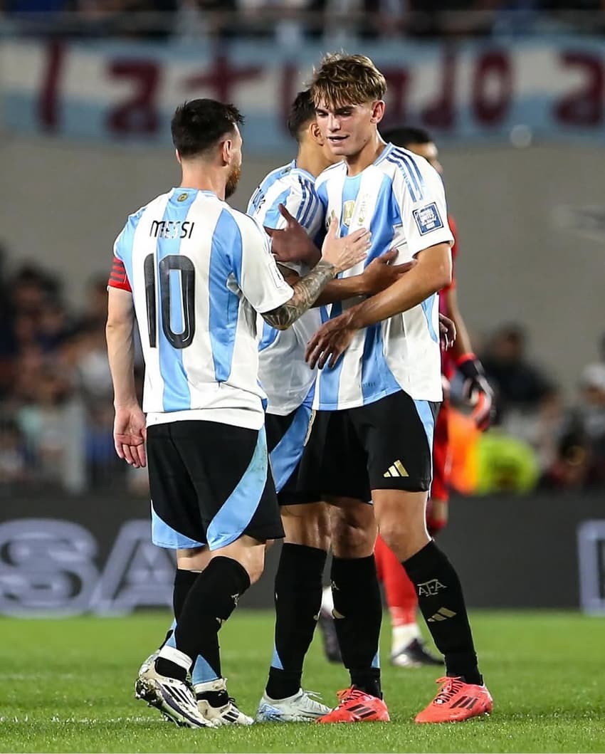 Nico Paz e Messi pela Argentina