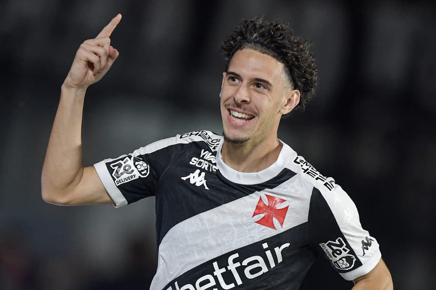 Nuno Moreira comemora seu gol no jogo do Vasco contra o Fortaleza