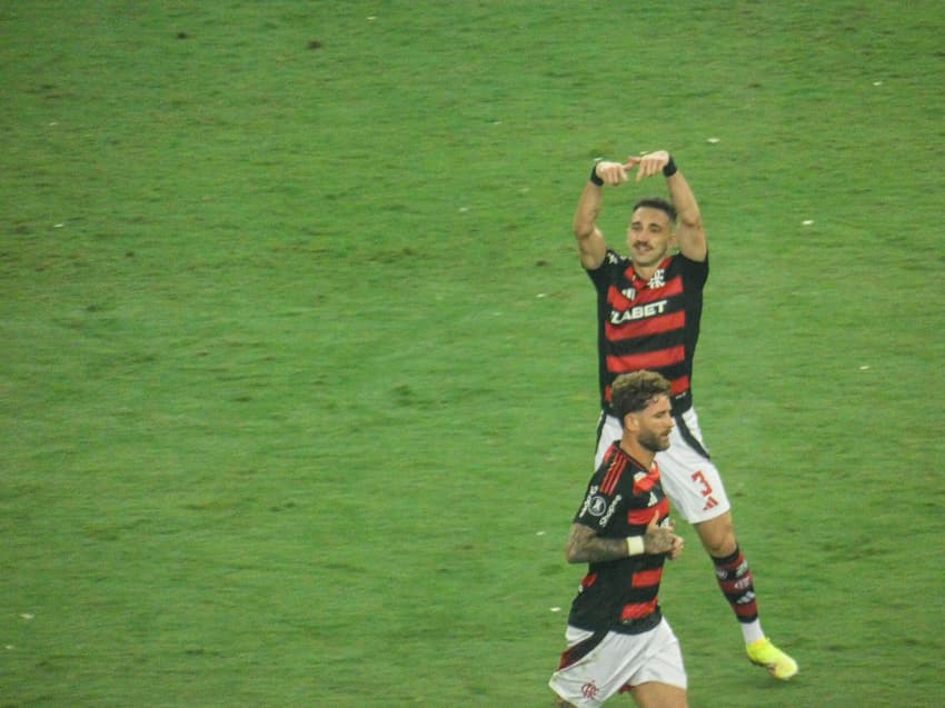 Léo Ortiz comemora gol contra LDU no Maracanã