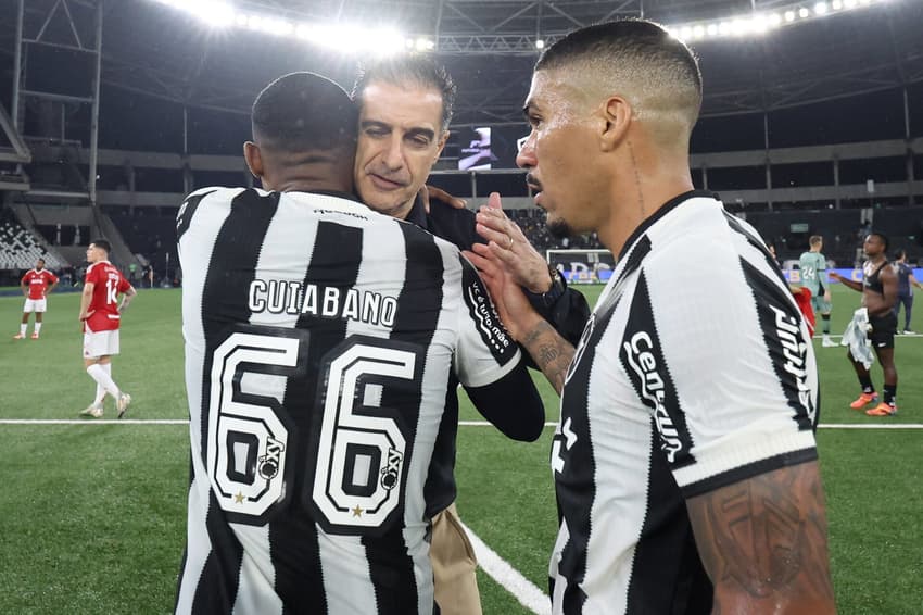 Renato Paiva abraça Cuiabano após goleada do Botafogo