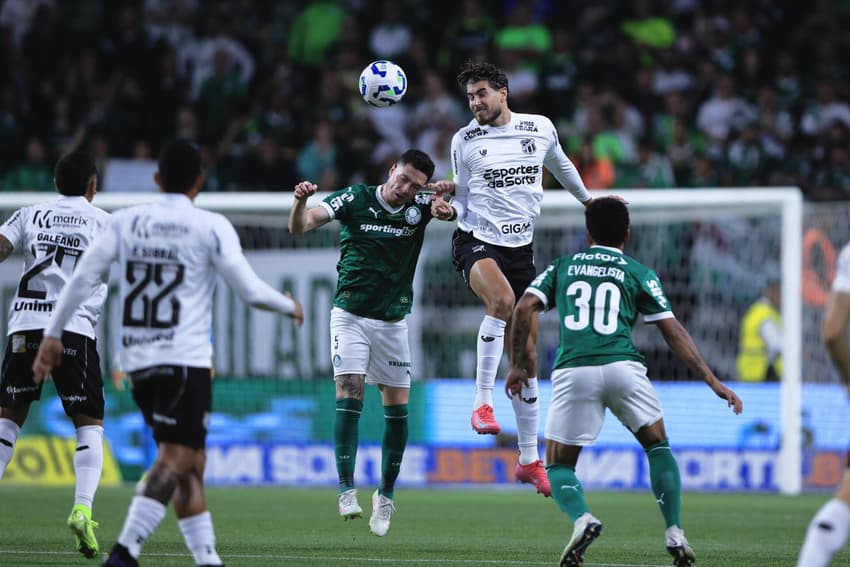 Anibal Moreno, jogador do Palmeiras, disputa lance com Pedro Raul, do Ceará, no Allianz Parque, pela Copa do Brasil
