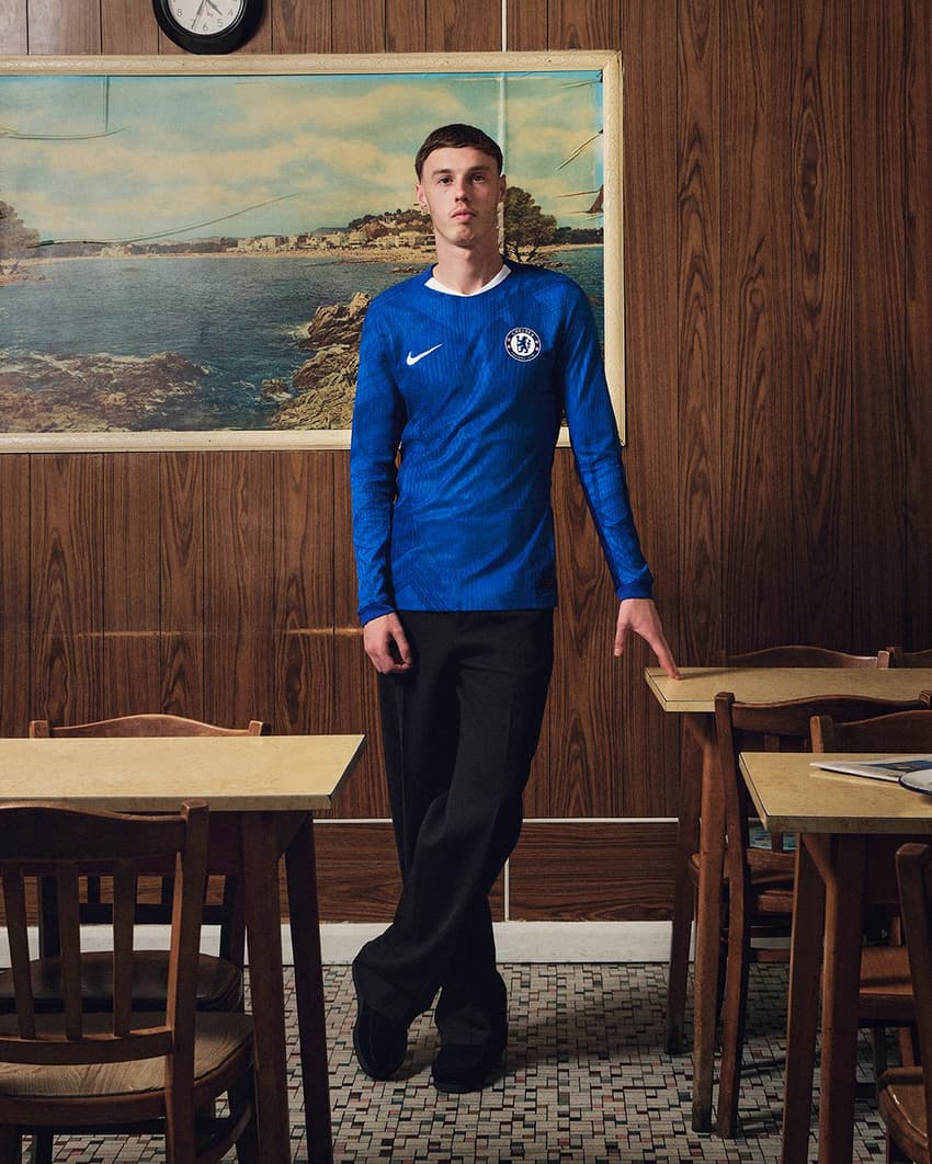 Cole Palmer, meia do Chelsea, é um dos modelos do anúncio da nova camisa dos Blues (Foto: Divulgação)