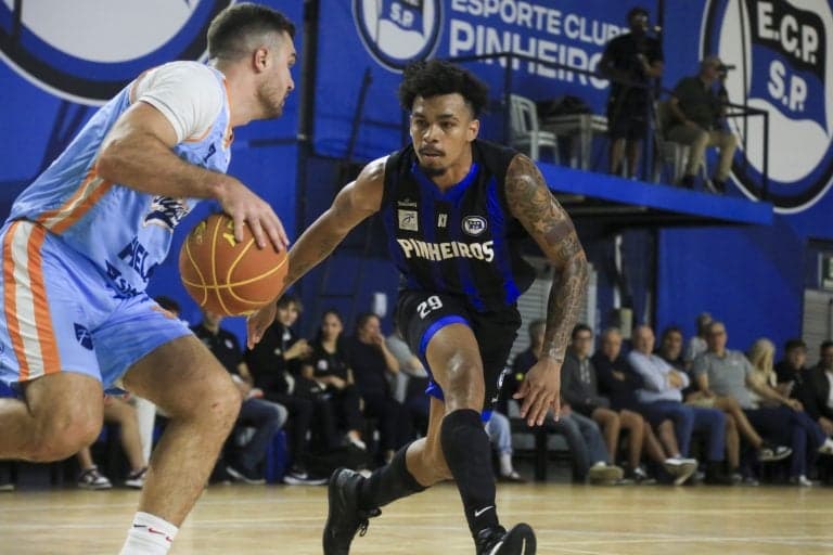 Reynan, do Pinheiros, em ação contra o UniFacisa pelos playoffs do NBB (Foto: Divulgação/NBB)
