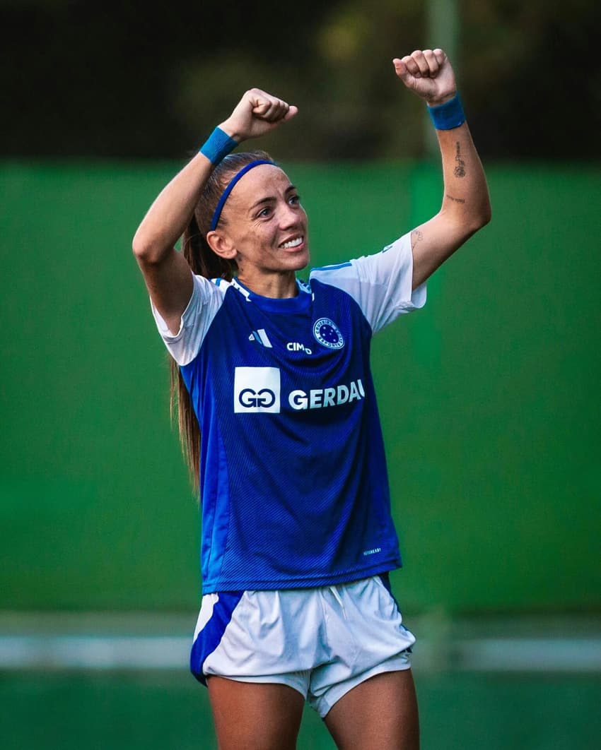 Pri Back comemora com a camisa do Cruzeiro.