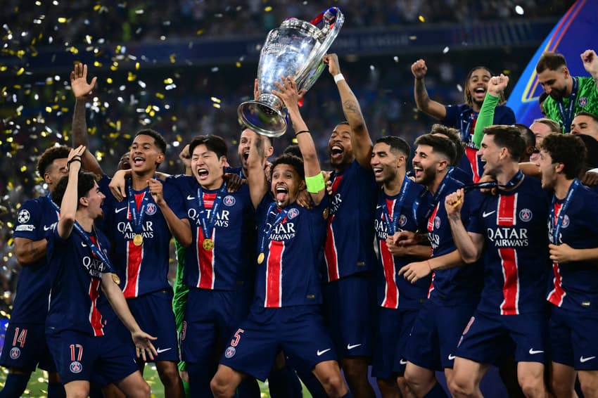 Marquinhos levanta a taça da Champions League pelo PSG