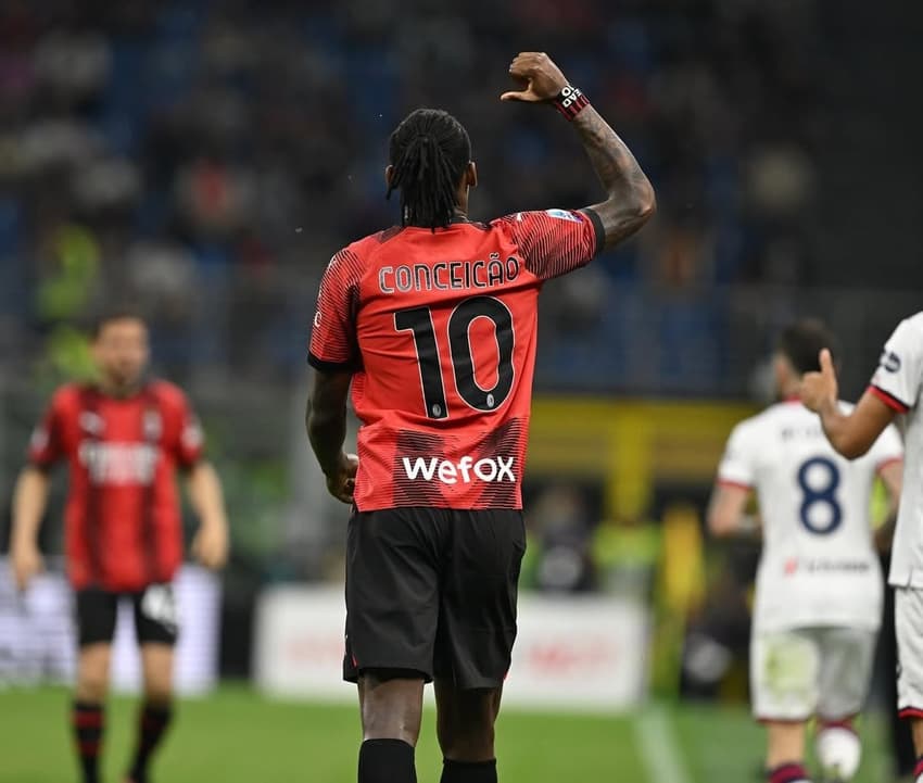 Rafael Leão comemorando gol pelo Milan