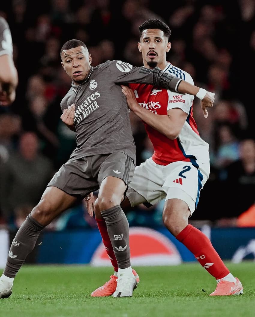 William Saliba e Kylian Mbappé em disputa de bola