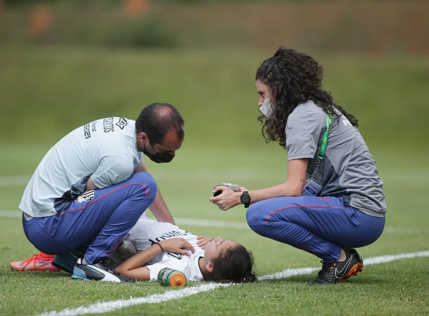 Jéssica Fernandes durante atendimento no Santos. (Foto: Santos/Divulgação)