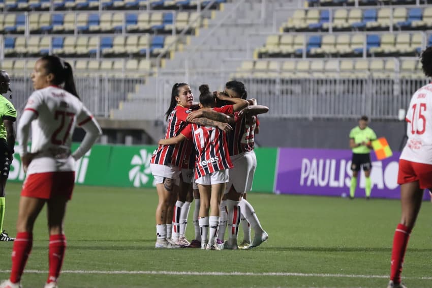 São Paulo feminino comemora vitória.