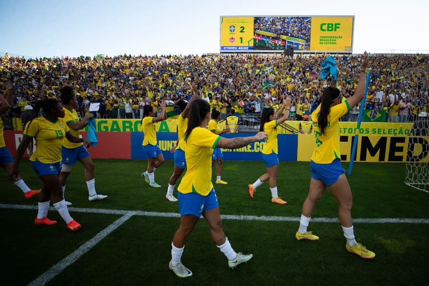 Seleção Feminina cumprimenta torcedores presentes na Neo Química Arena.