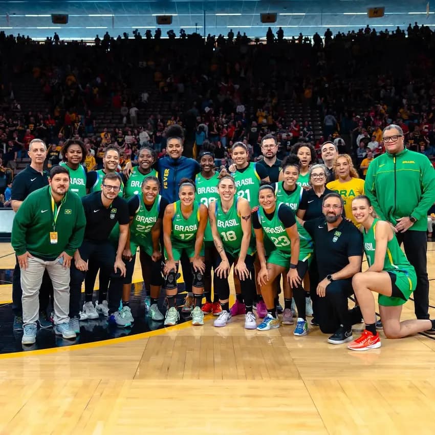 Seleção Brasileira de Basquete Feminino antes de jogo contra o Indiana Fever (Foto: Reprodução/CBB)