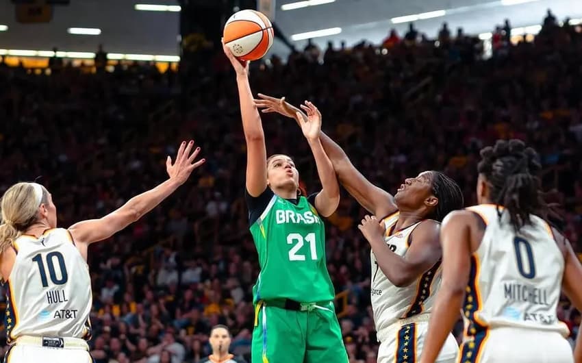 Manu Alves em ação pelo Brasil no confronto contra o Indiana Fever (Foto: Reprodução/CBB)