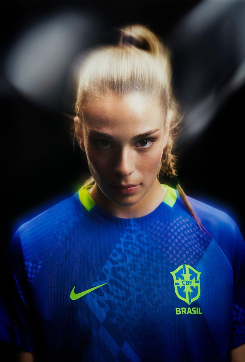 Gio com novo uniforme da seleção. Créditos: Divulgação/Nike/CBF