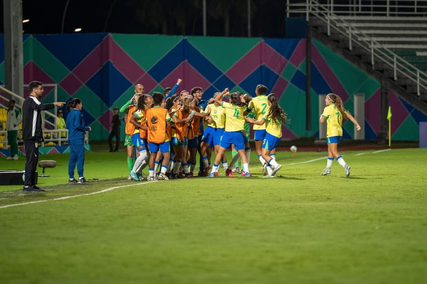 Seleção Feminina comemora classificação à segunda fase do Sul-Americano Feminino Sub-17. (Foto: Nelson Terme / CBF)