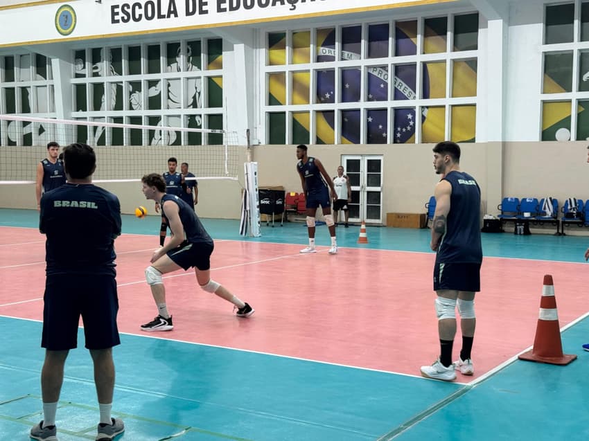 Seleção Masculina de Vôlei em treino na Escola de Esducação Física do Exército, no Rio de Janeiro (Foto: Kauhan Fiaux / Lance!)