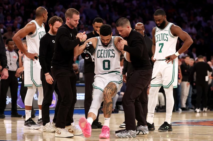 Tatum precisou ser amparado para deixar a quadra