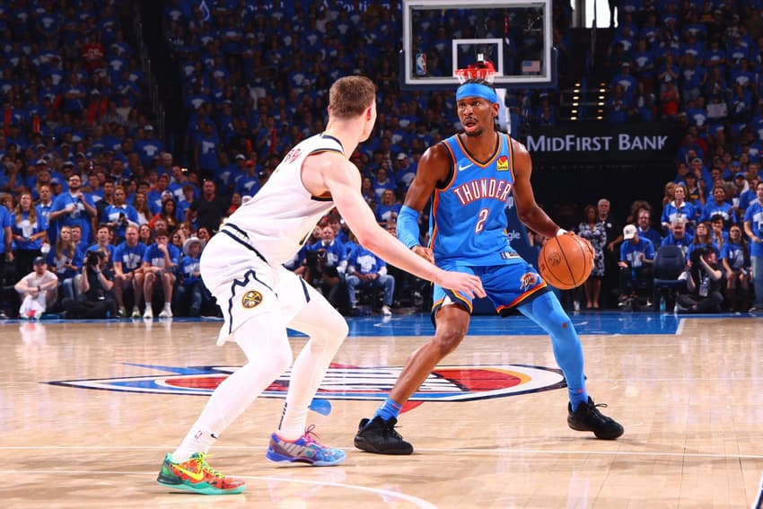 Shai Gilgeous-Alexander, do Thunder, em ação contra o Nuggets pelos playoffs da NBA (Foto: Zach Beeker/NBAE via Getty Images/AFP)
